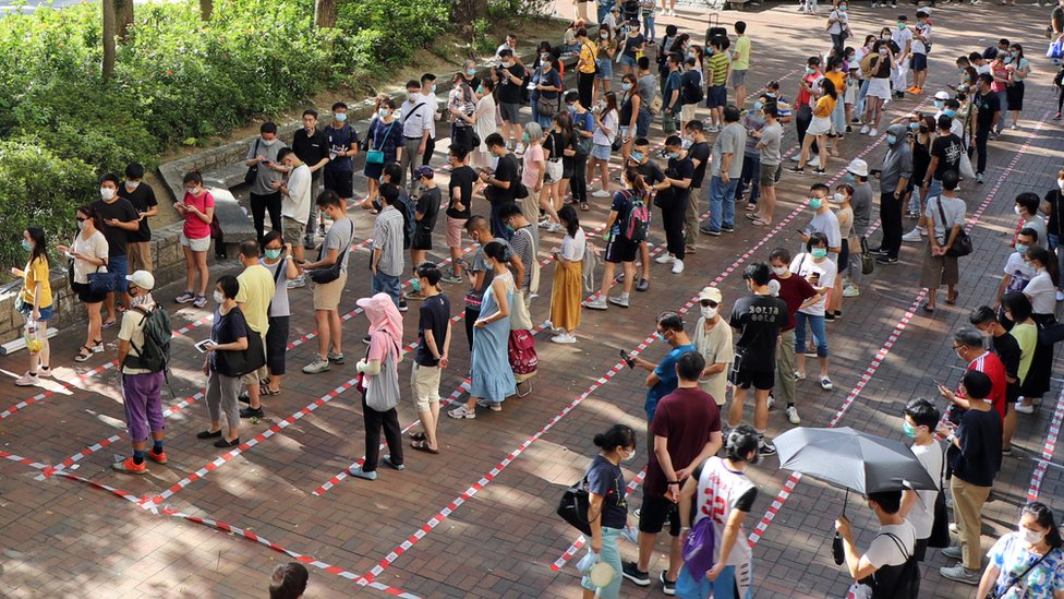 香港新界大埔大批群眾在民主派立法會初選投票點外排隊等候（11/7/2020）