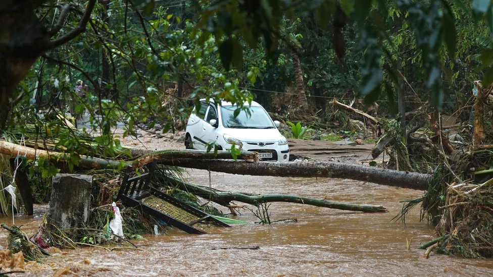 سيارة عالقة جراء فيضانات ولاية كيرالا