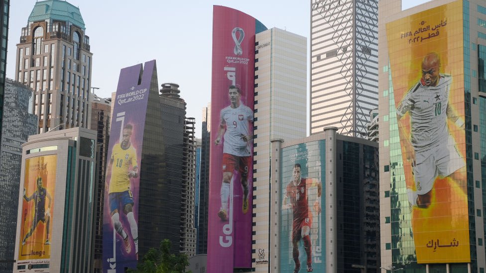 Estrellas del mundial adornan los rascacielos en Doha, Qatar.