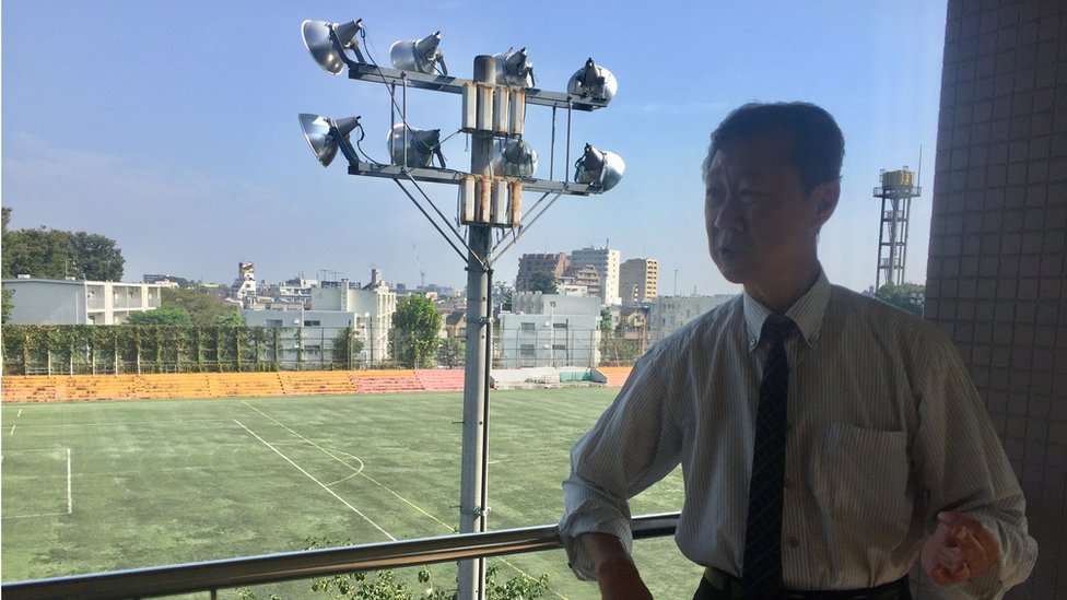La escuela cuenta con un campo de deportes para competencias nacionales. (Foto: Francisco Jiménez de la Fuente) El director de la escuela Kim Seng Fa, detrás el campo de deportes. (Foto: Francisco Jiménez de la Fuente)