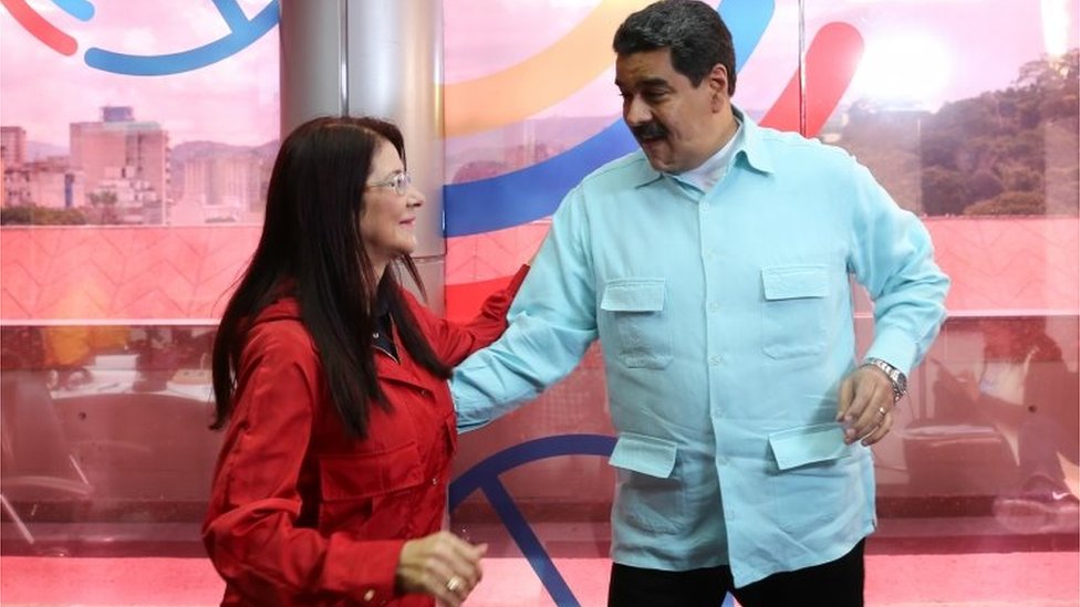 Фотография опубликована президентом Венесуэлы, президентом Венесуэлы Николасом Мадуро (справа) и первой леди Силией Флорес танцуют во время радиопередачи в Каракасе 1 ноября 2016 года.