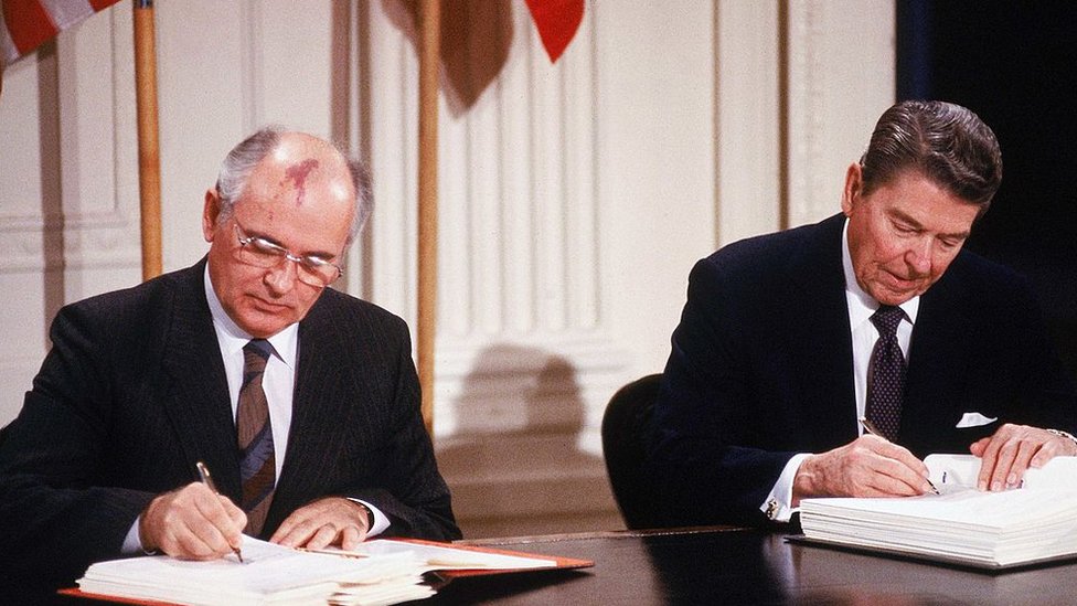 Reagan y Gorbachov firman un tratado en 1987 para decomisar misiles nucleares.