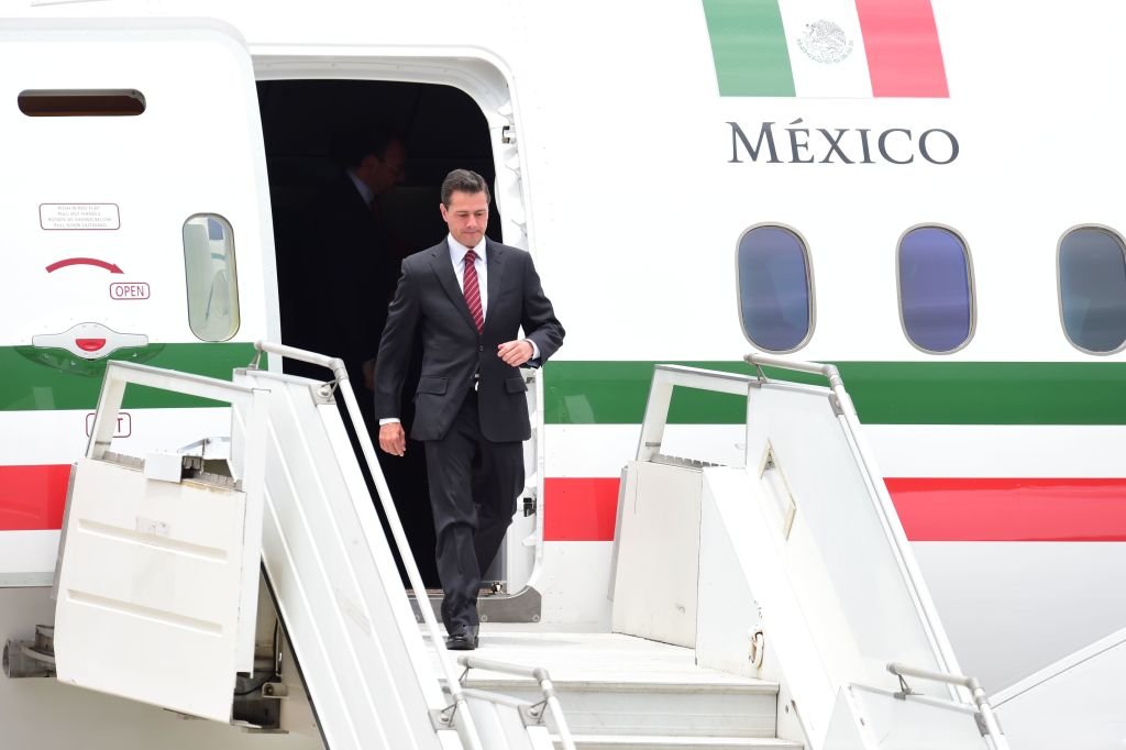 Enrique Peña Nieto desciende del avión presidencial