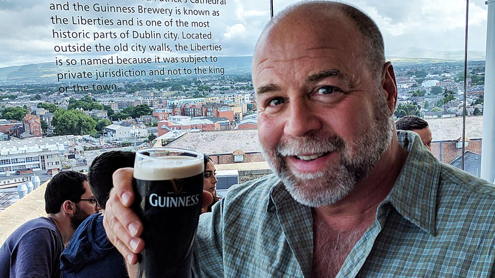 Стив Беккер держит пинту пива Guinness