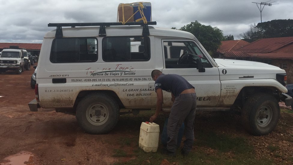 La difícil tarea de encontrar gasolina en la zona obliga a las camionetas que ofrecen servicios turísticos a cargar con bidones extra de combustible. Una camioneta de turismo