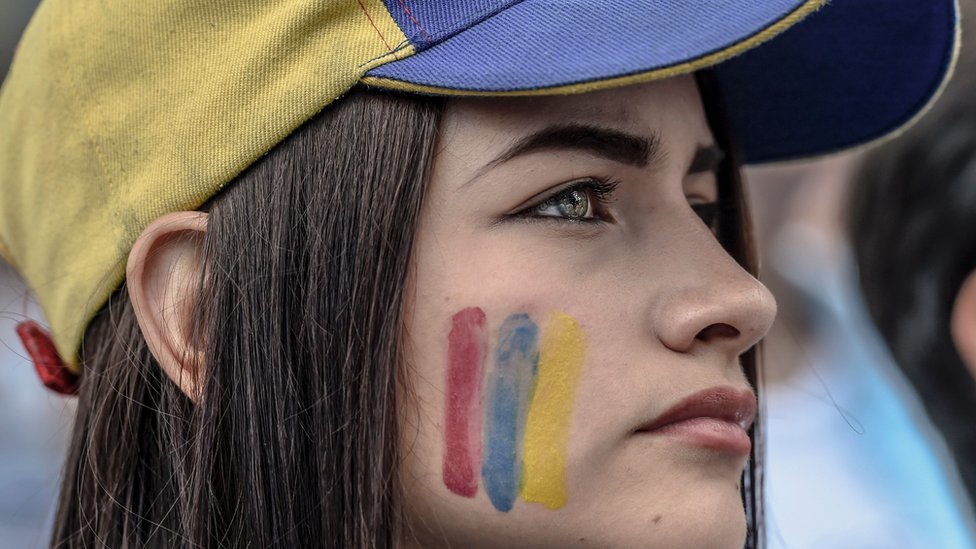 La oposición reclama la liberación de lo que considera como presos polìticos, que la Asamblea recupere sus competencias, la apertura de un canal humanitario para que lleguen medicinas y alimentos y el adelanto de elecciones. Una manifestante.