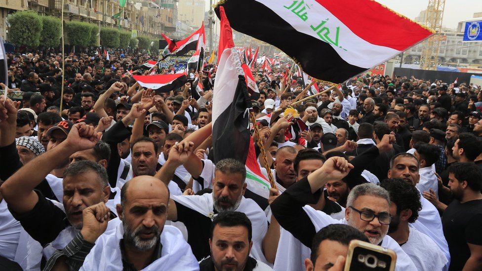 Протестующие протестуют против предполагаемой коррупции иракского правительства и плохих государственных услуг в священном городе Кербела 19 октября 2019 года