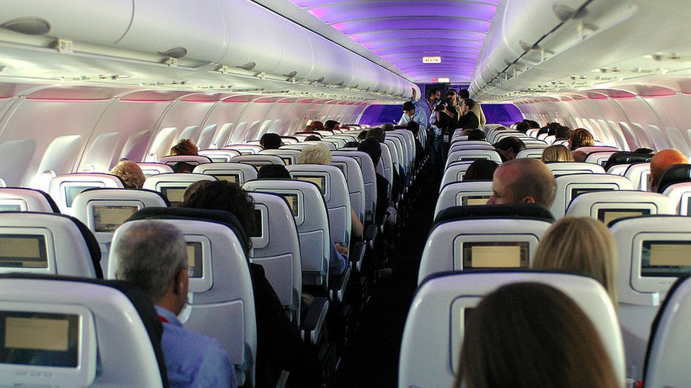 Пассажиры в таможне кожаные кресла с дизайнерскими кожаными креслами, салоны с подсветкой и развлекательная система в полете авиакомпании Virgin America