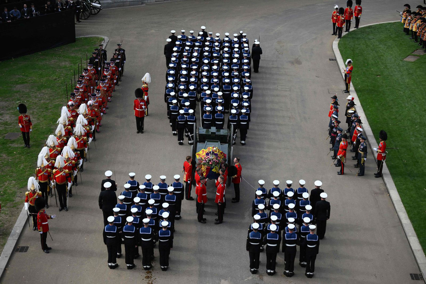 The gun carriage reaches the Wellington Arch.