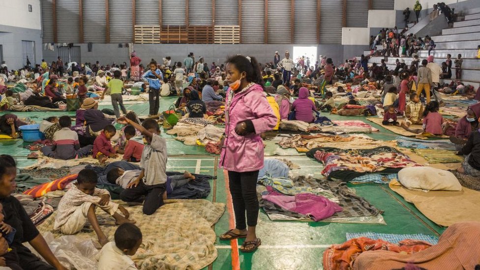 أناس محتشدون في ملعب رياضي في أنتاناناريفو عاصمة مدغشقر هربا من الأمطار الغزيرة