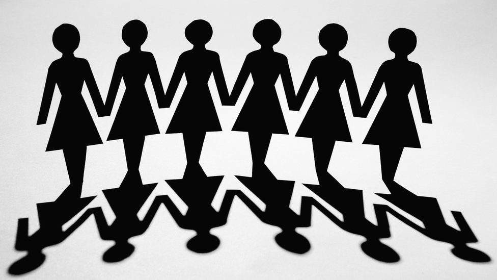 La estatura en las mujeres también puede presentar desventajas para algunas profesiones. Siluetas de mujeres en negro