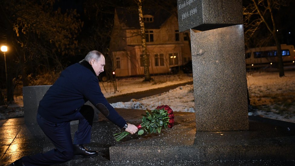 El presidente Putin colocando flores sobre una tumba.