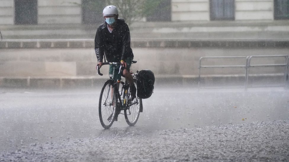 倫敦市中心Horse Guards Road一位騎車者涉水而行（25/7/2021）
