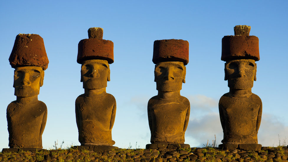 Moai o estatuas gigantes en la Isla de Pascua con un sombrero