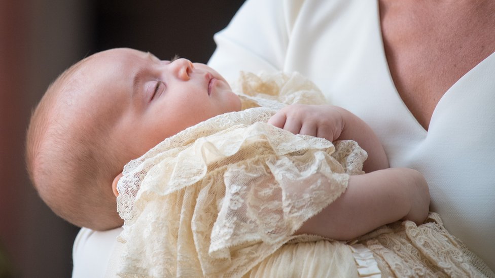Catherine, Duquesa de Cambridge, lleva al príncipe Louis para su bautizo en el Palacio de St. James en 2018.