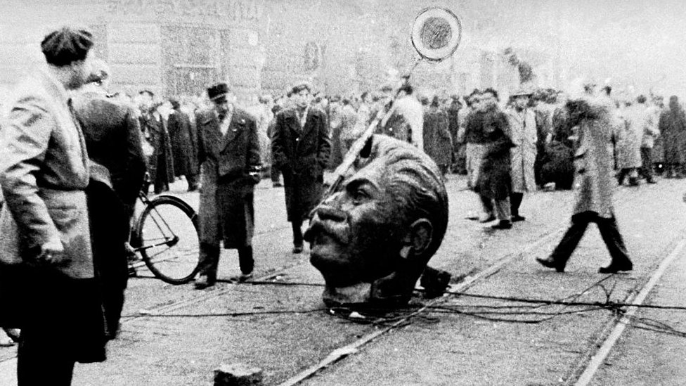 La cabeza de Stalin cortada de su estatua