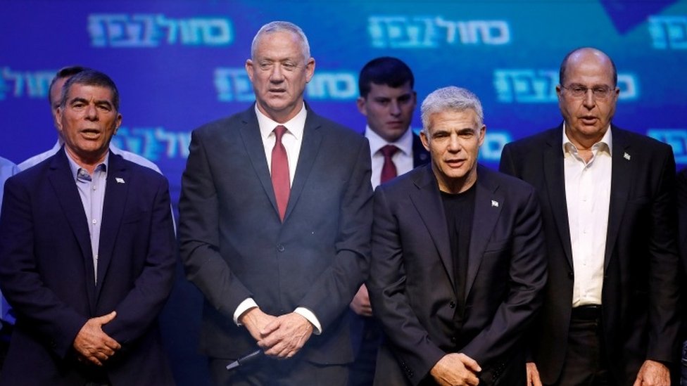 Лидер партии «Сине-белые» Бенни Ганц (2-й слева) с соруководителями Габи Ашкенази (слева), Яир Лапид (2-й справа) и Моше Яалон (справа) на митинге в ночь на выборы в Тель-Авиве 18 сентября 2019 г. Reuters