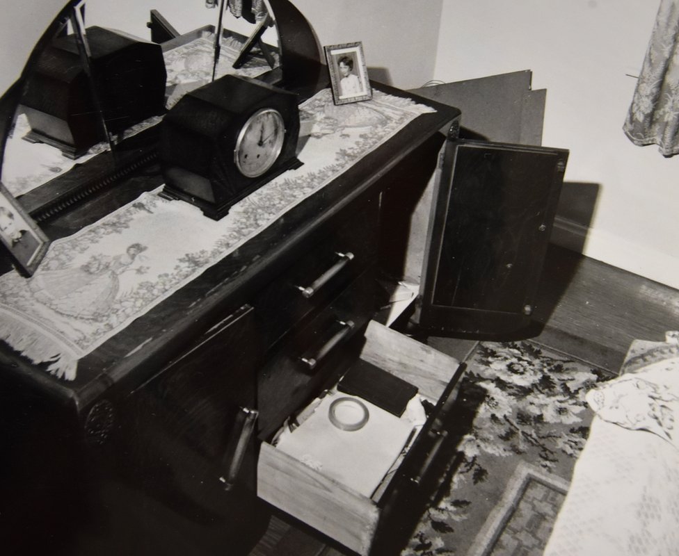 Un impermeable encontrado en la habitación de la víctima fue la clave para vincular a Evans con el crimen. (Foto: Archivos Nacionales de Reino Unido) West's bedroom (Foto: Archivos Nacionales de Reino Unido)