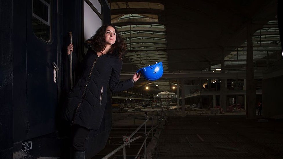 La joven emprendedora estadounidense Roxane Varza es la directora del proyecto, financiado por el multimillonario francés Xavier Niel (arriba a la dcha). Roxane Varza