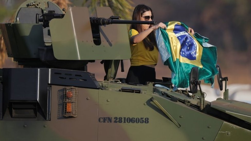Mulher em cima de tanque em manifestação pró-Bolsonaro