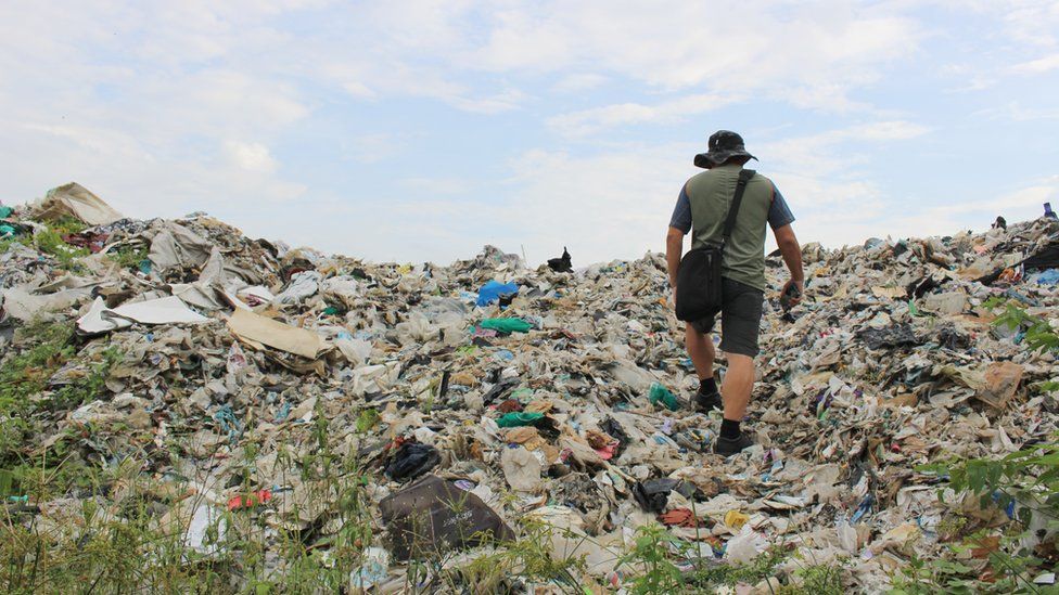 Montaña de residuos en Jenjarom