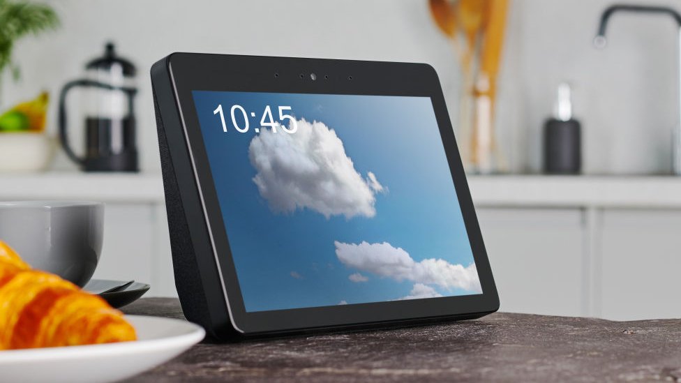 Amazon's Echo Show отображается на кухонном столе с облаком на дисплее