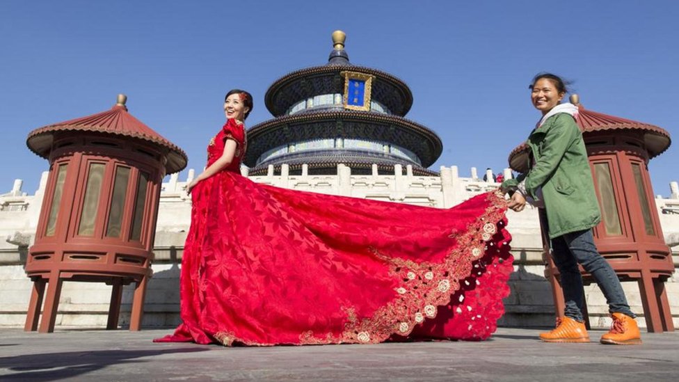 En China, el color tradicional para casarse es el rojo. Foto: Corbis. Novia china con un vestido rojo. Foto: Corbis.