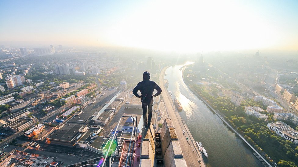 Kirill se ha subido a lo alto de prácticamente todos los edificios de Moscú. Kirill se ha subido a lo alto de prácticamente todos los edificios de Moscú.