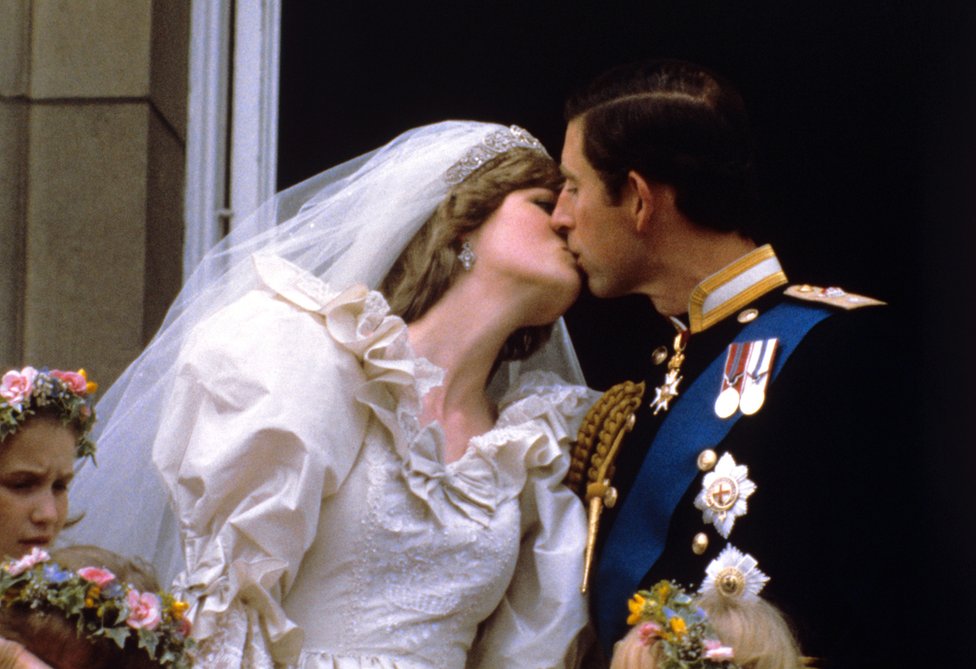 Los príncipes de Gales se besan en el balcón el día de su boda