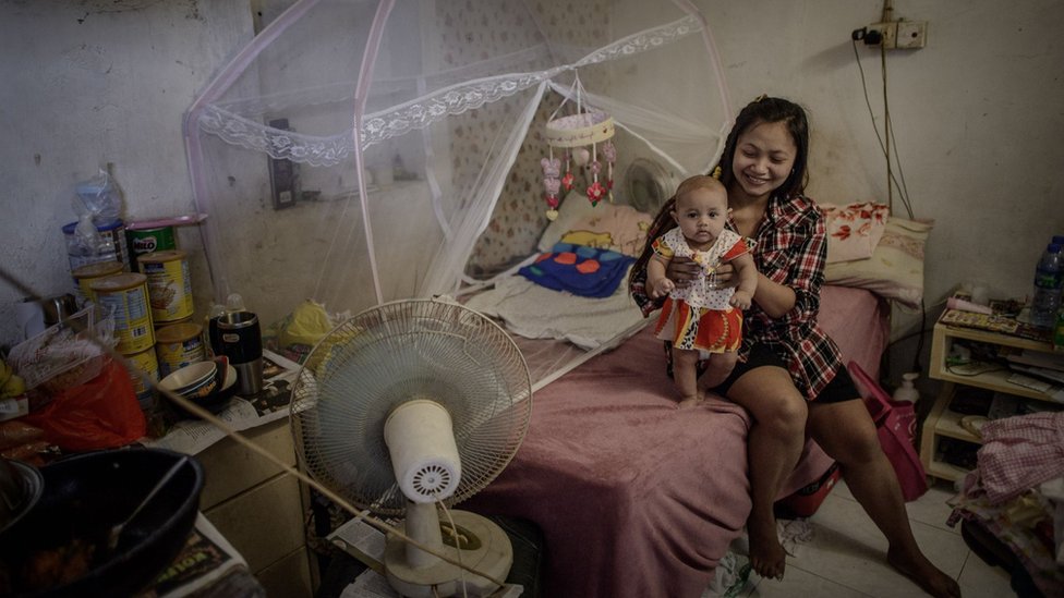 香港新界打鼓嶺坪輋鄉一位尋求庇護者的妻子與3歲女兒在住房內休息（資料圖片）