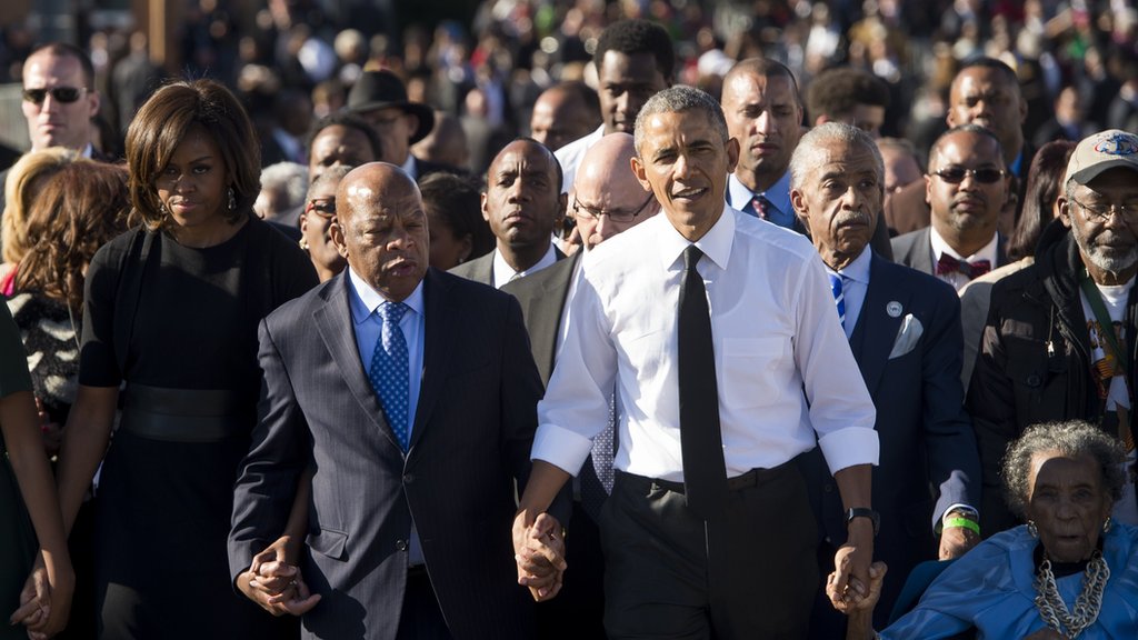 Мишель Обама, Джон Льюис и Барак Обама возглавляют марш в Сельме, Алабама