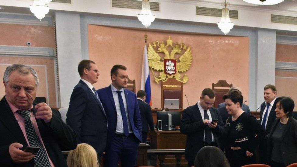 Участники присутствуют на слушаниях по запросу Министерства юстиции о запрете Свидетелей Иеговы в Верховном суде России в Москве (20 апреля 2017 г.)