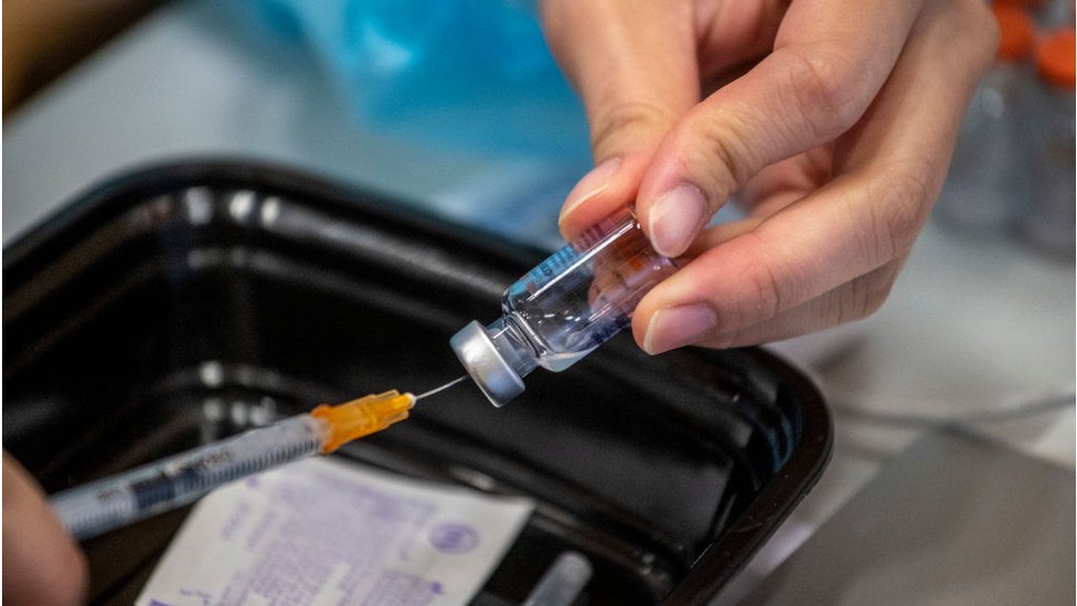目前，香港居民能在香港免費接種復必泰二價疫苗