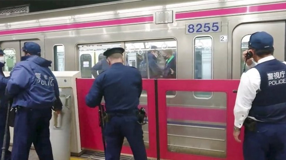 Policías caminan afuera del tren del incidente