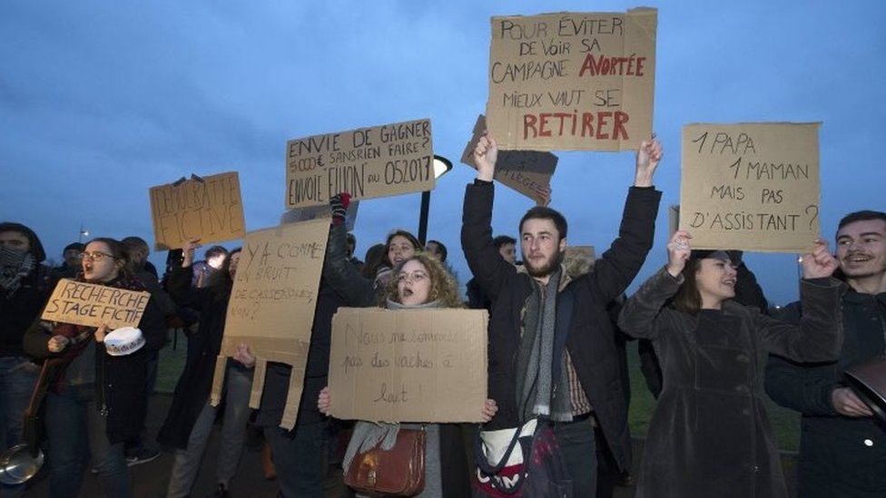 Люди протестуют против Франсуа Фийона в Шассене, центрально-западная Франция. Фото: 9 февраля 2017 г.