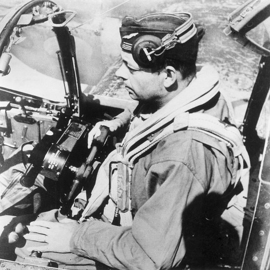 Antoine de Saint-Exupéry pilotea un avión en 1944.