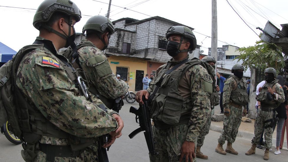 Militares ecuatorianos en una barriada.