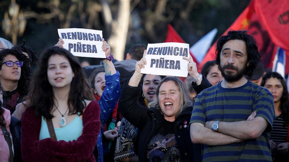 Manifestantes frente a la embajada de Chile en Buenos Aires, Argentina