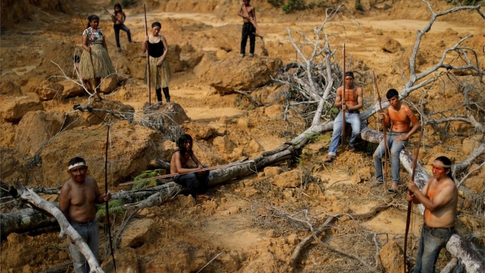 Коренные народы показывают обезлесенную территорию на неотмеченных землях коренных народов в тропических лесах Амазонки недалеко от Умаиты, штат Амазонас, Бразилия 20 августа 2019 г.