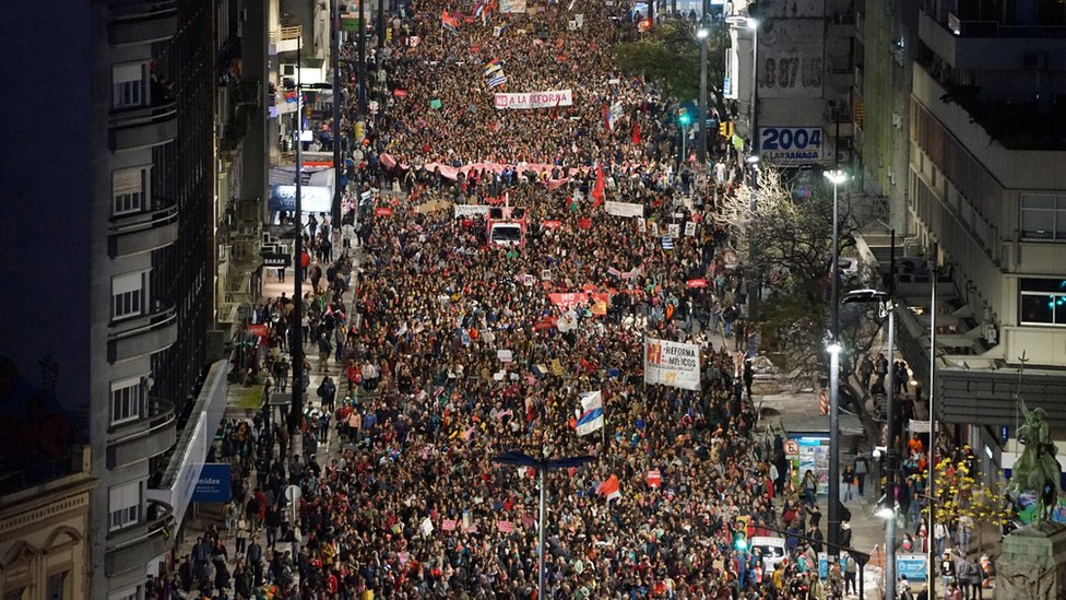 Люди маршируют против проекта, предлагающего меры безопасности, на референдуме во время воскресных всеобщих выборов в Монтевидео