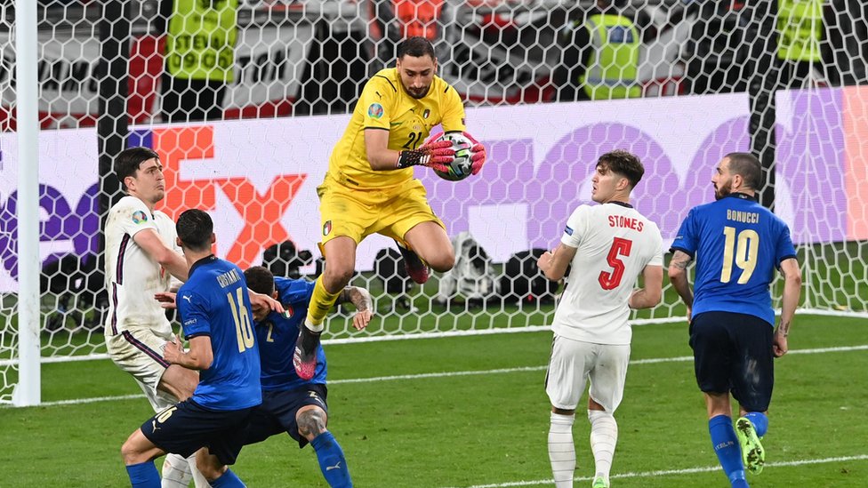 الفريق الانجليزي صدم نظيره الإيطالي وسيطر على معظم الشوط الأول لكن المنتخب الإيطالي عاد للسيطرة في الشوط الثاني