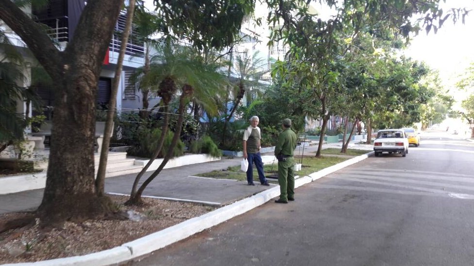 A diferencia de cuando vivía Castro, ahora son pocos los guardias vestidos de verde que caminan por los alrededores. Foto: Abraham Jiménez Enoa. Un guardia vestido de verde en la calle.