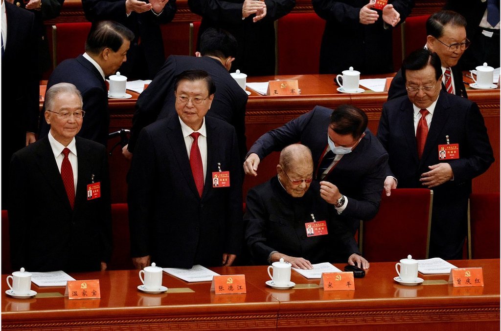 105歲的中共元老宋平在中國前總理溫家寶、前副總理張德江和原副主席曾慶紅旁邊抵達並出席中國共產黨第20次全國代表大會開幕式。