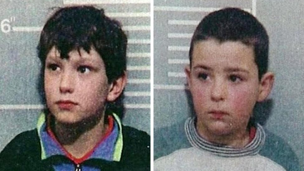 Джон Венейблс (слева) и Роберт Томпсон (обоим на момент съемки этих фотографий было по десять лет) позируют для своего ареста 20 февраля 1993 г.