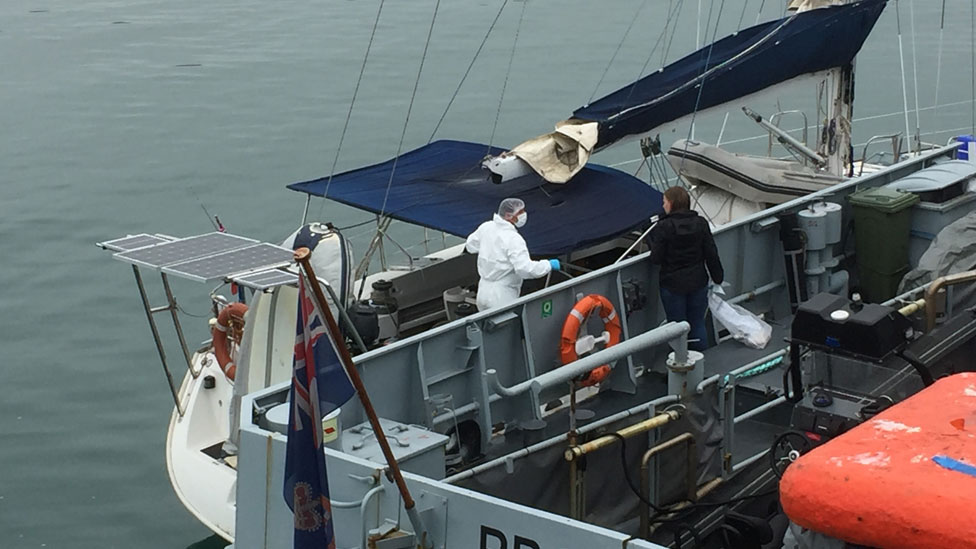 Офицеры по борьбе с наркотиками обыскивают яхту