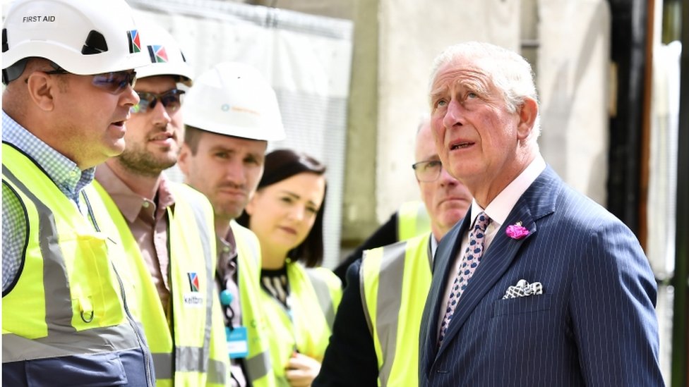 Принц Чарльз обсудил основные работы по восстановлению зданий банка с рабочими на месте