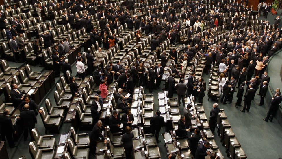 El Congreso mexicano aprobó la polémica ley para regularizar las tareas militares en seguridad pública, y sus opositores dicen que impugnarán el proceso. El Congreso mexicano aprobó una polémica ley para regularizar las tareas militares en seguridad pública.