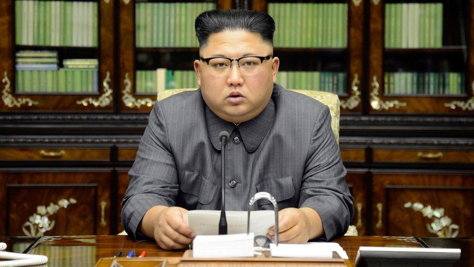 El líder de Corea del Norte, Kim Jong-un, aseguró que consideraba "una respuesta al más alto nivel" tras el discurso de Trump en la ONU. Kim Jong-un leyendo su comunicado el 22 de septiembre de 2017.