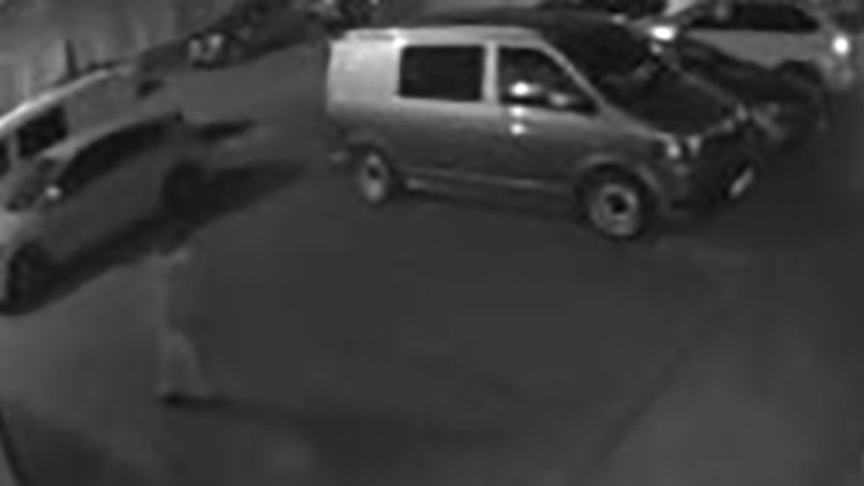 Изображение с видеонаблюдения мальчика, идущего возле припаркованных машин