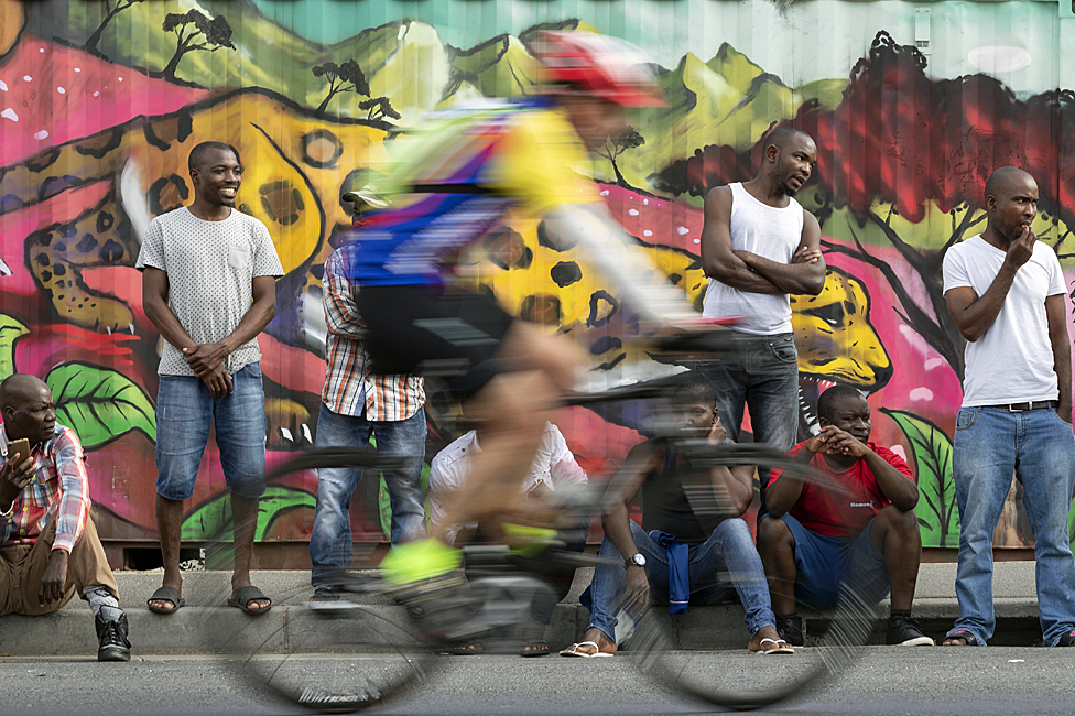 في اليوم التالي، راكبوا دراجات نارية يجوبون بلدة ماسيفيوميليلي في جنوب إفريقيا بالقرب من كيب تاون